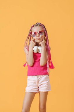 Parlak elbiseli, kulaklıklı çılgın, modaya uygun DJ kız.