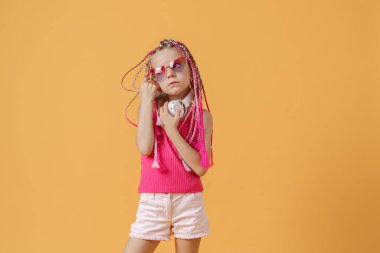 Parlak elbiseli, kulaklıklı çılgın, modaya uygun DJ kız.