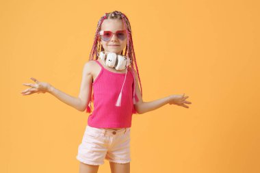 Parlak elbiseli, kulaklıklı çılgın, modaya uygun DJ kız.