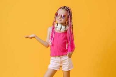 Parlak elbiseli, kulaklıklı ve parlak saçlı moda DJ kız.