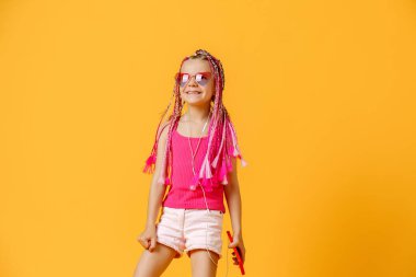 Rasta saçlı güzel bir Avrupalı kız. Han 'da cep telefonu