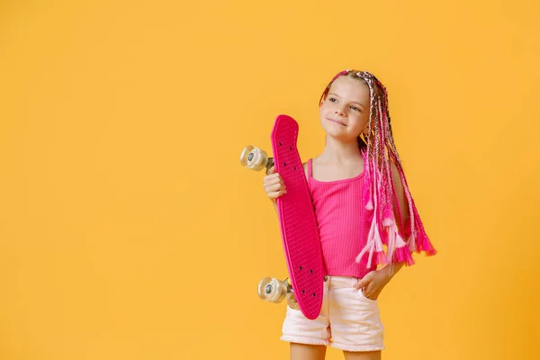 핑크 셔츠와 반바지를 입은 활달 한 소녀 — 스톡 사진