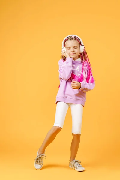 Niño adorable en gafas redondeadas con rastas rosadas escuchar — Foto de Stock