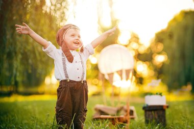 Küçük bir çocuk pilot olmayı hayal ediyor. Vintage havacılık şapkası