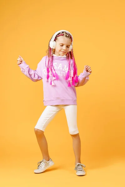 Niño adorable en gafas redondeadas con rastas rosadas escuchar — Foto de Stock