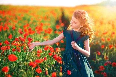 Haşhaş tarlasında güzel bir kız güzelliğin ve aromaların tadını çıkarıyor..