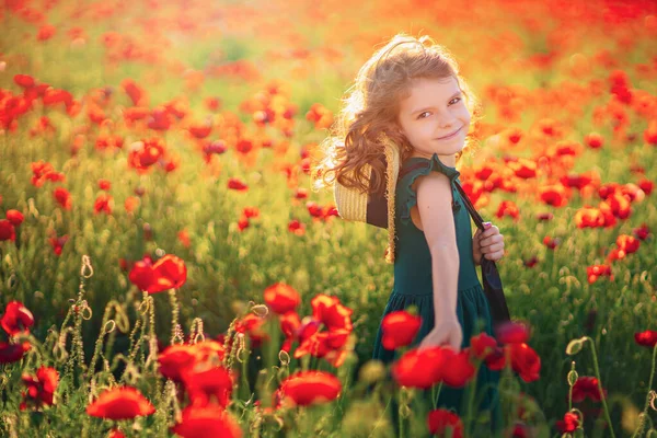 Hermosa chica en el campo de amapola disfruta de la belleza y aromas. — Foto de Stock