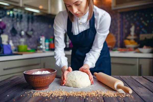 Kvinna matlagning i förkläde — Stockfoto