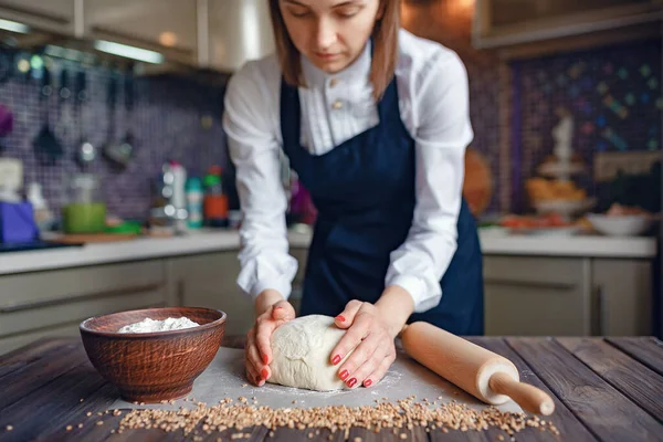 Kvinna matlagning i förkläde — Stockfoto