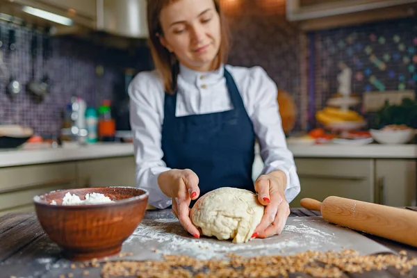 Kvinna matlagning i förkläde — Stockfoto