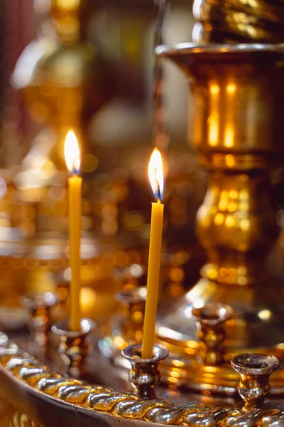 Velas no castiçal no templo — Fotografia de Stock