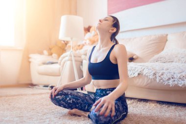 Kadın yoga yapıyor, boynu için jimnastik yapıyor.