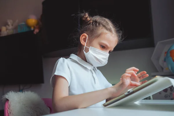 Vit preteen flicka med medicinsk mask på ansiktet koncentrat — Stockfoto