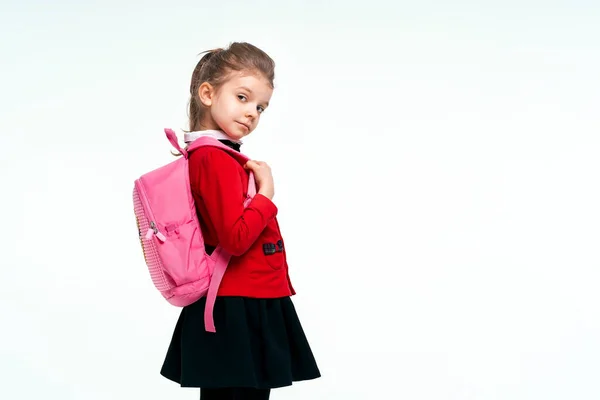 빨간 학교 재킷을 입고 검은 드레스를 입은 사랑 스러운 어린 소녀 — 스톡 사진
