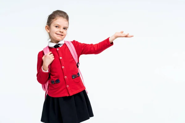 Menina adorável na jaqueta vermelha da escola, vestido preto, mochila — Fotografia de Stock