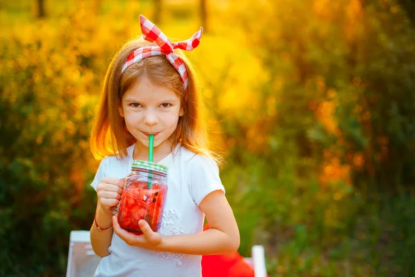 Kavanozda buzlu ve naneli karpuz limonatası içen bir çocuk. — Stok fotoğraf