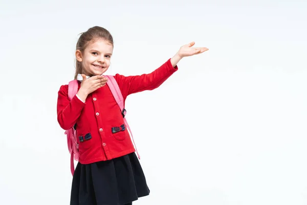 Adorable niña en chaqueta de escuela roja, vestido negro, mochila — Foto de Stock