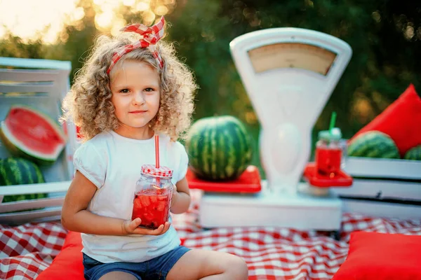 Kavanozda buzlu ve naneli karpuz limonatası içen bir çocuk. — Stok fotoğraf