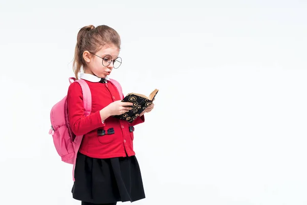 Adorable niña en chaqueta de escuela roja, vestido negro, mochila — Foto de Stock