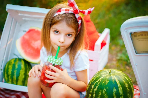 Kavanozda buzlu ve naneli karpuz limonatası içen bir çocuk. — Stok fotoğraf