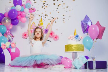 Tek boynuzlu at kız konfeti fırlatıyor. Tek boynuzlu at stilinin dekorasyonu için fikir