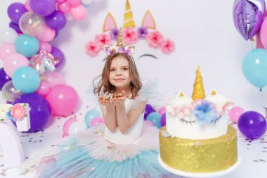 Tek boynuzlu at kız konfeti fırlatıyor. Tek boynuzlu at stilinin dekorasyonu için fikir