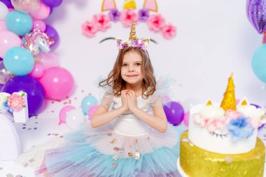 Tek boynuzlu at kız konfeti fırlatıyor. Tek boynuzlu at stilinin dekorasyonu için fikir