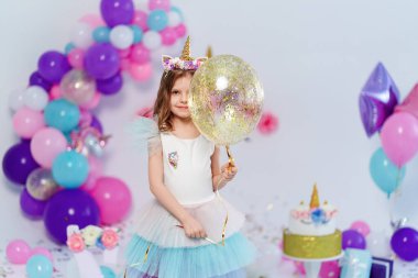 Altın konfeti taşıyan tek boynuzlu at kızı. Dekorasyon için fikir