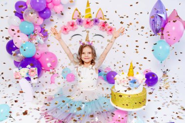 Tek boynuzlu at kız konfeti fırlatıyor. Tek boynuzlu at stilinin dekorasyonu için fikir