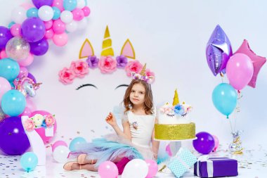 Tekboynuzlu Kız hediye kutusu tutuyor. Tek boynuzlu at stilinin dekorasyonu için fikir