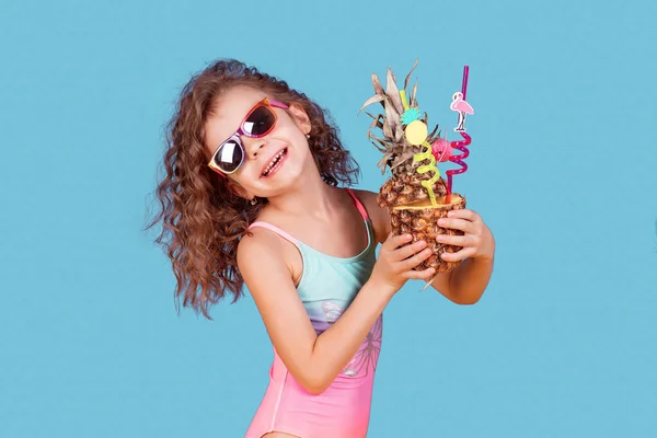 Красива дівчина в барвистому купальнику і сонцезахисних окулярах тримає пенью — стокове фото