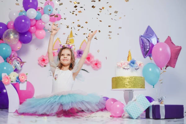 A rapariga unicórnio atira confetes. Ideia para decorar o estilo unicórnio — Fotografia de Stock