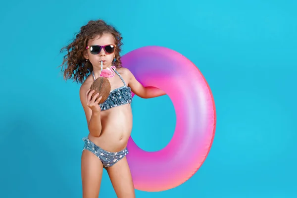 Portret szczęśliwej dziewczynki w stroju kąpielowym w okularach przeciwsłonecznych h — Zdjęcie stockowe