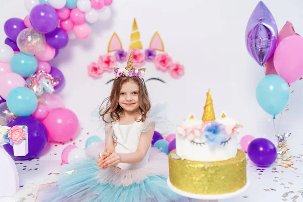 Tek boynuzlu at kız konfeti fırlatıyor. Tek boynuzlu at stilinin dekorasyonu için fikir