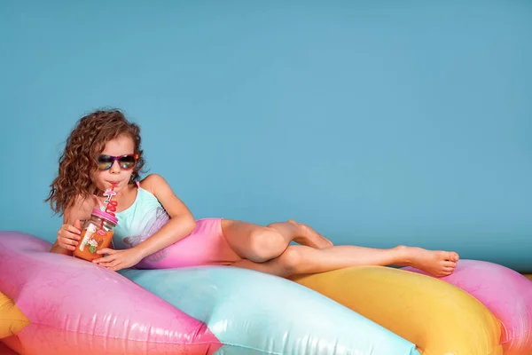 Piękna dziewczyna w kolorowym stroju kąpielowym i okularach przeciwsłonecznych trzymając pinea — Zdjęcie stockowe