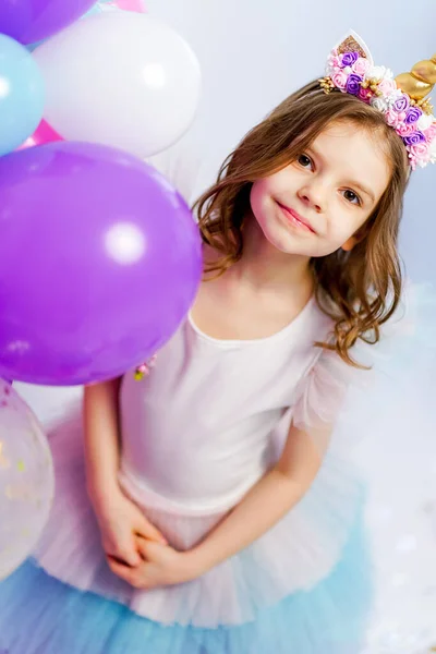 Menina unicórnio posando perto de balões de ar. Idéia para decorar o unicor — Fotografia de Stock