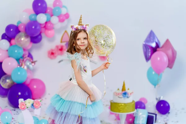 Menina unicórnio segurando ouro confetti balão de ar. Idéia para decorati — Fotografia de Stock