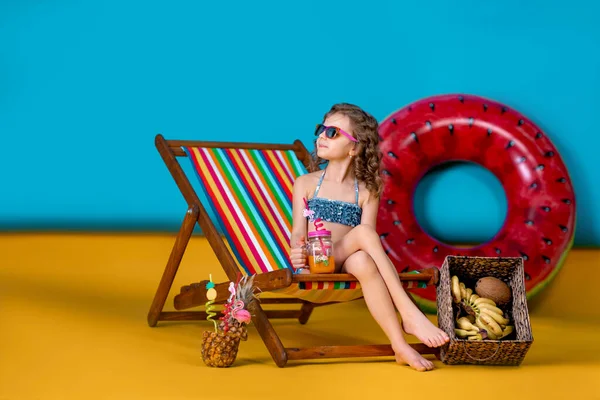 Dziewczyna nosi strój kąpielowy, okulary przeciwsłoneczne trzymając słoik z sokiem lub kogut — Zdjęcie stockowe