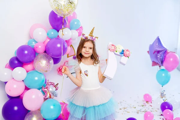 Menina unicórnio segurando ouro confete balão de ar e carta 7. Idéia — Fotografia de Stock