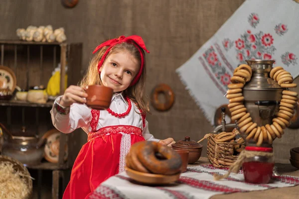 Αξιολάτρευτο κορίτσι που πίνει τσάι από το σαμοβάρι — Φωτογραφία Αρχείου