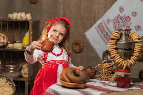 Adorável menina beber chá de samovar — Fotografia de Stock