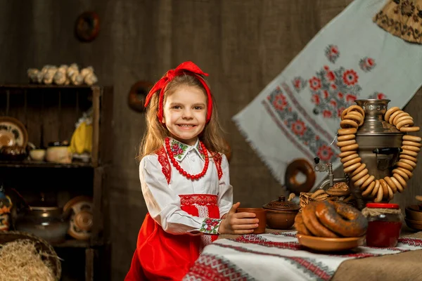 Entzückendes Mädchen trinkt Tee aus Samowar — Stockfoto