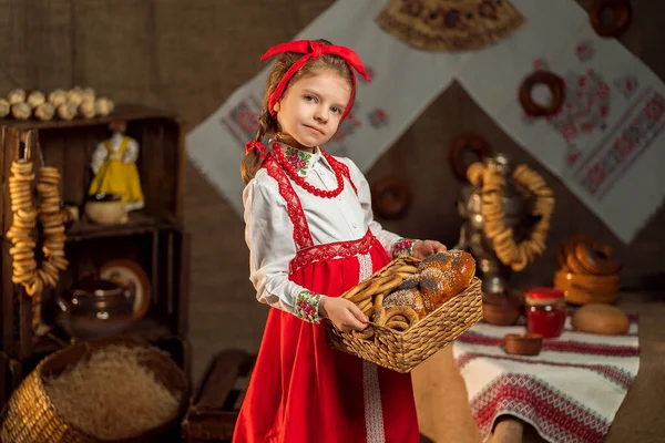 Bella ragazza che tiene cesto di bagel e altri dolci in traditi — Foto Stock