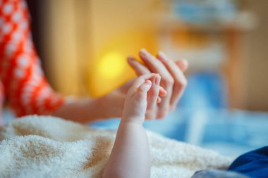 Anneyi kucaklayan bebeklerin yakın çekimi.