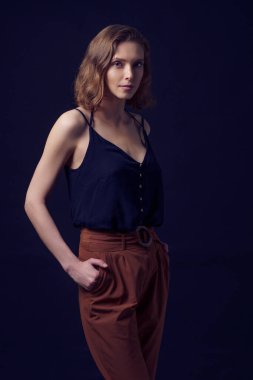 Güzel ve zarif bir bayan, zarif makyajlı.