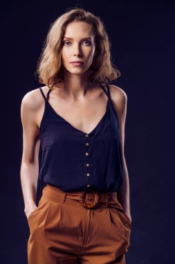 Güzel ve zarif bir bayan, zarif makyajlı.