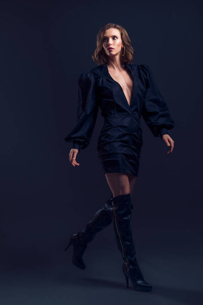 Портрет красивой брюнетки в черном платье. Мода фо