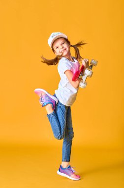 Aktif ve mutlu. Çocuk para tahtasıyla eğleniyor. Çocuk gülümsüyor