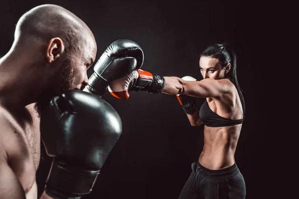 Shirless Woman traint met trainer bij boksen en zelfverdediging — Stockfoto