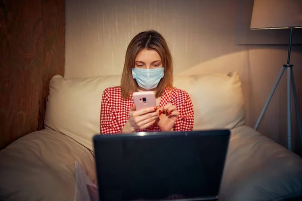 Jeune femme européenne portant un masque chirurgical rester à la maison dur — Photo